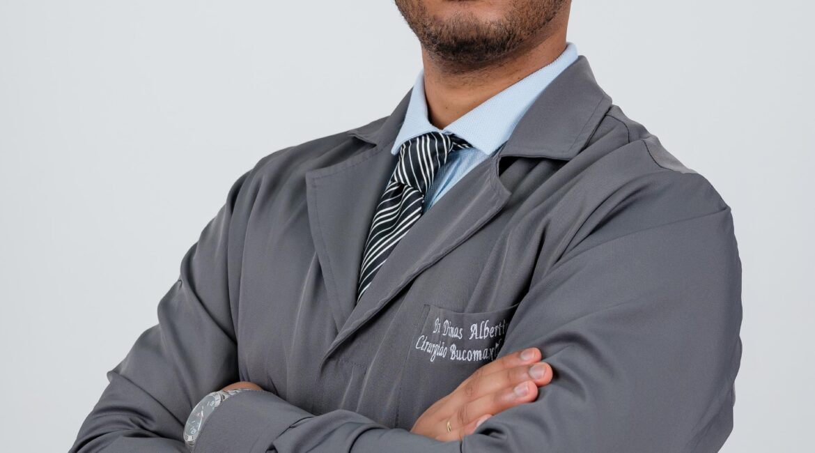 Dr. Dimas Albertiny, cirurgião bucomaxilofacial em Arapiraca AL, especialista em extração de siso e implantes dentários